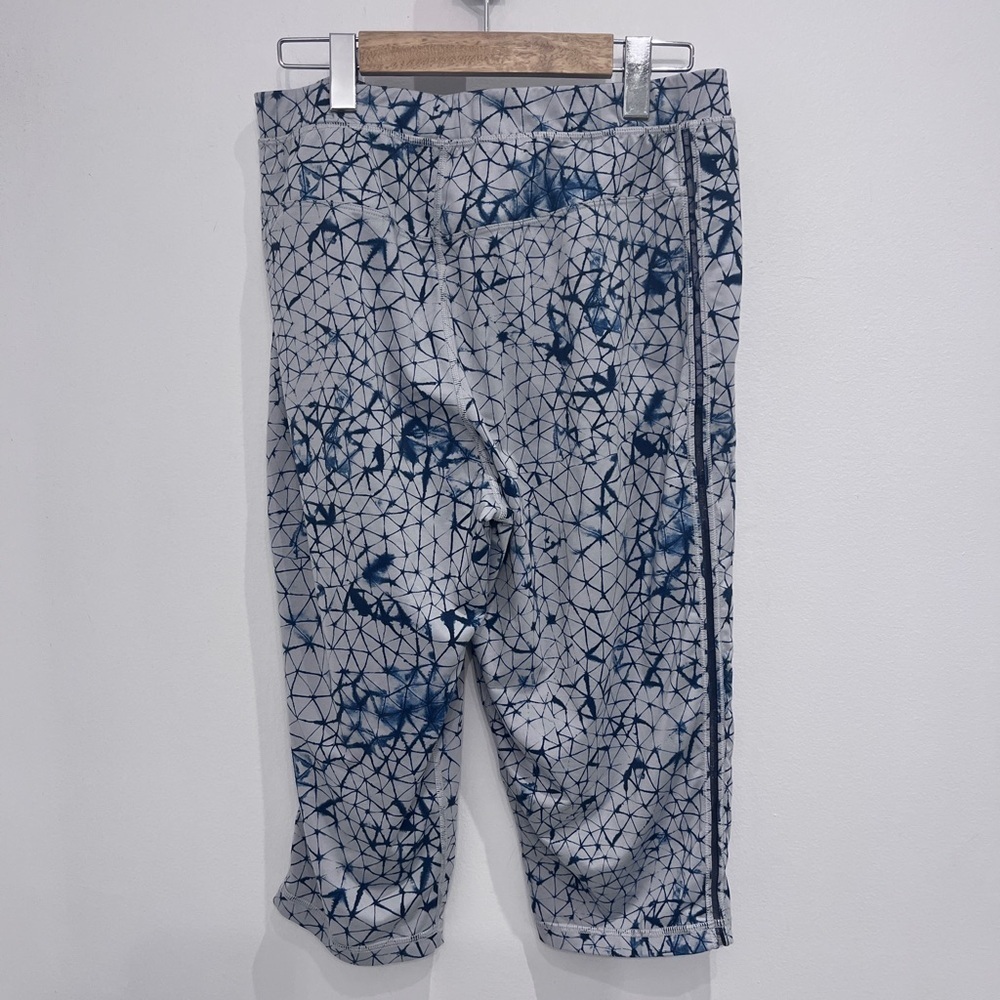 Lululemon Retreat Yogi Crop
Star Crushed Silver Fox Deep Navy size 6 - Picture 6 of 10